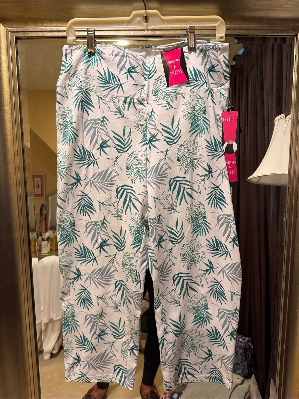 Women's White Leaf-Print Stretchy Pull-On Crop Pants L/XL